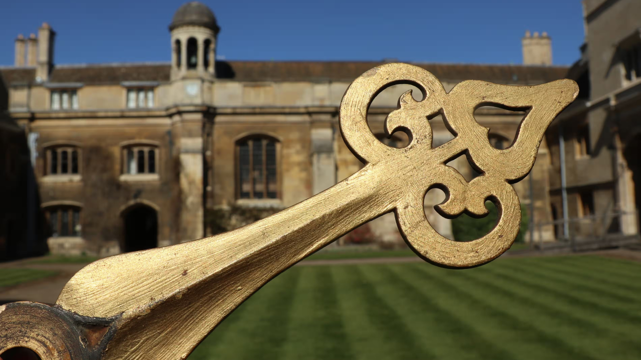 Após quase 90 anos, ponteiro de relógio da Universidade de Cambridge retorna