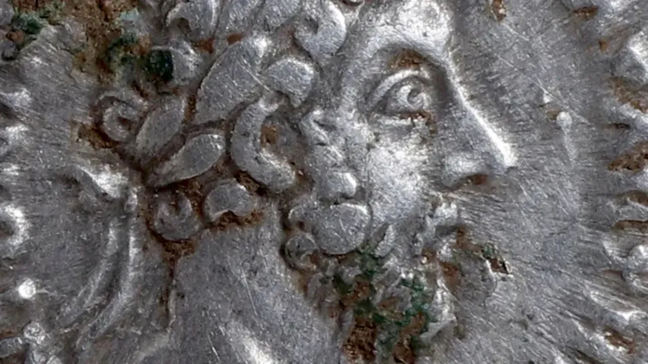 Tesouro com moedas romanas de prata é encontrado no Reino Unido