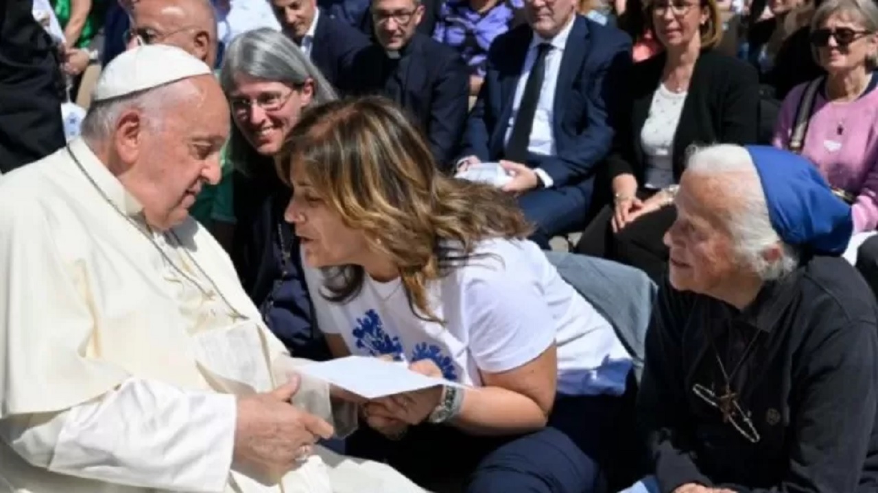 Saiba quem é a freira que quebrou protocolo no velório do Papa Francisco