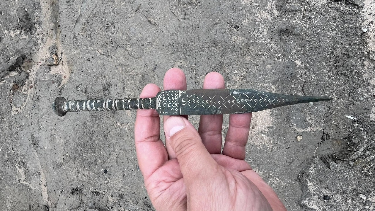 Curiosa adaga da Idade do Ferro é descoberta na Polônia