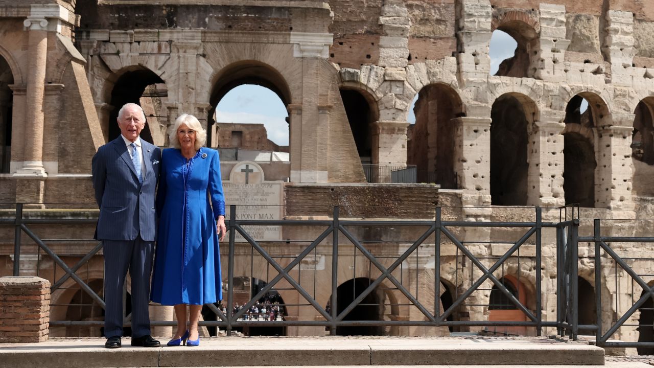 Rei Charles e rainha Camilla visitam o Coliseu em viagem oficial a Roma