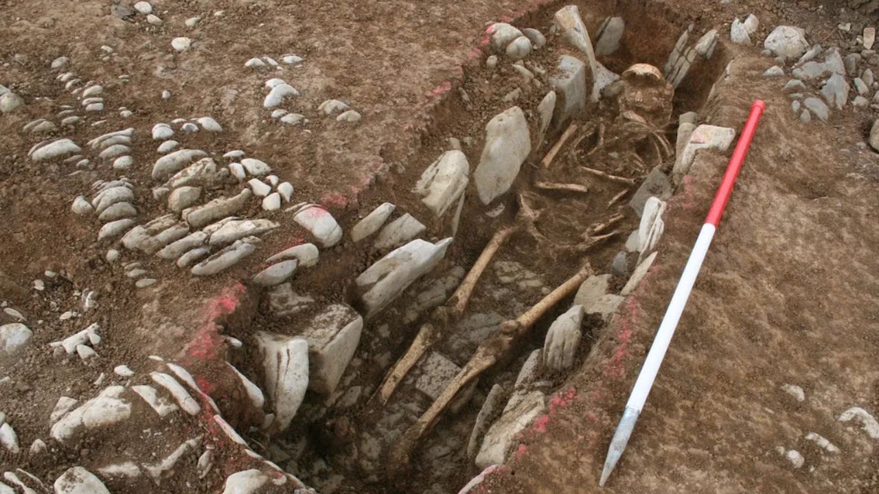 Cemitério medieval descoberto no País de Gales intriga arqueólogos
