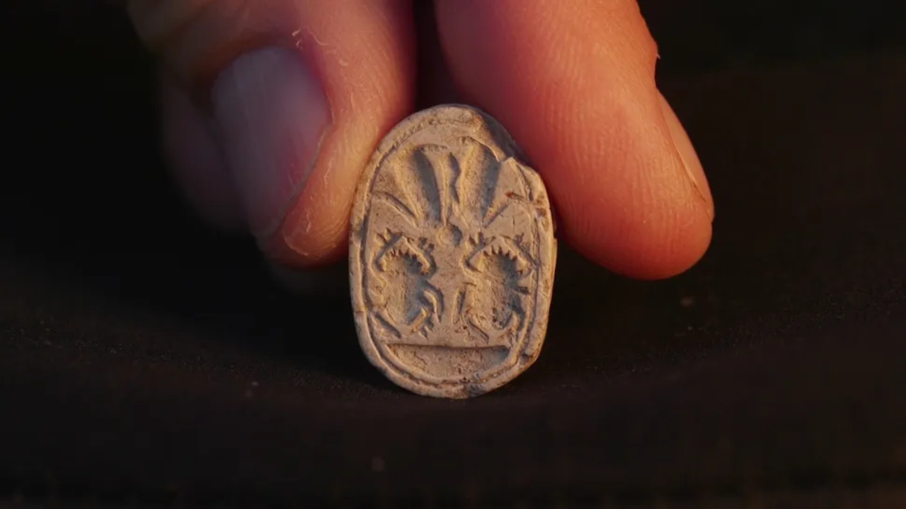 Menina de 3 anos encontra amuleto de escaravelho de 3.800 anos em Israel