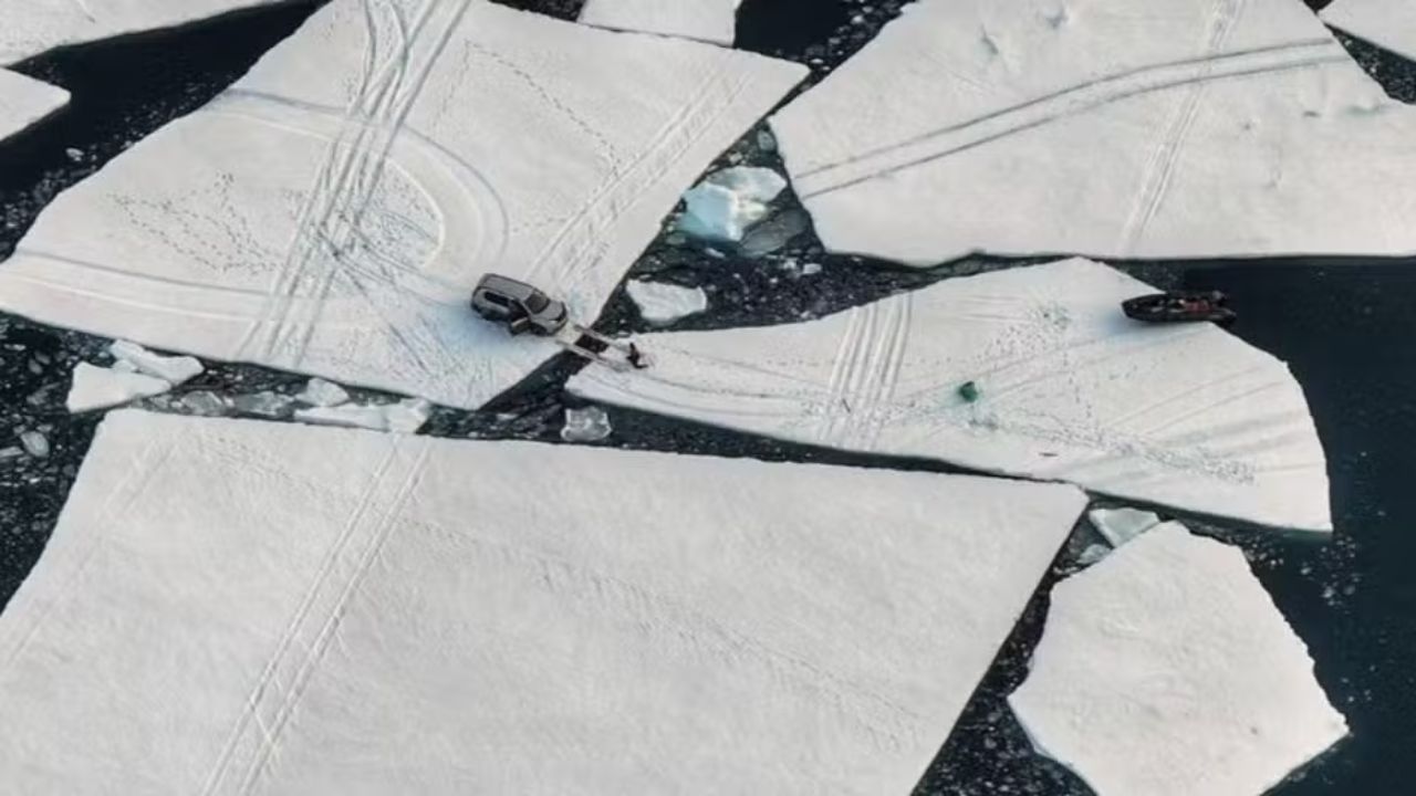 Rússia: camada de gelo se parte e carros de pescadores ficam isolados em mar