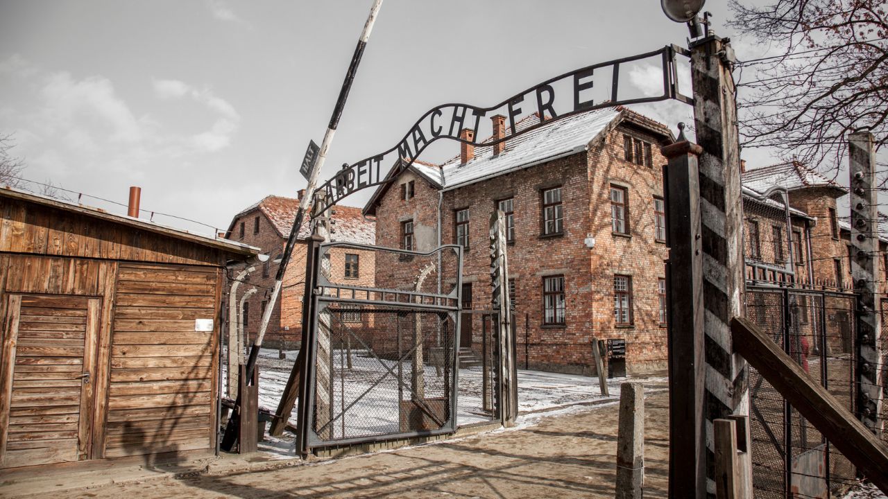 O alemão que descobriu na escola que o avô era um matador de Auschwitz