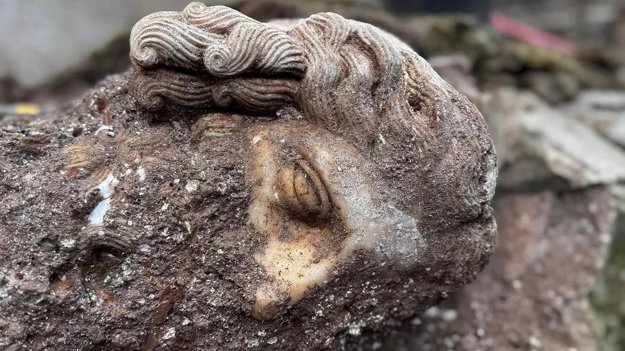 Cabeça de mármore do século 2 é descoberta em basílica cristã em Roma