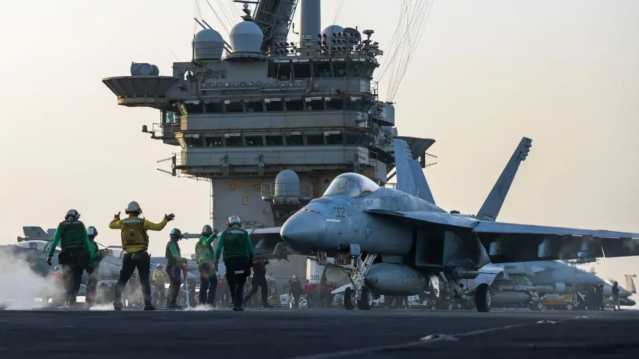 Caça americano de US$ 60 milhões cai de porta-aviões no mar
