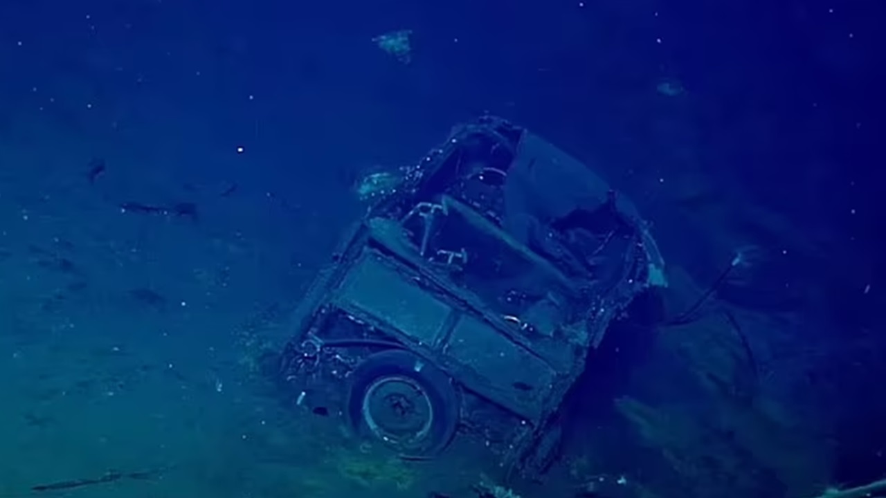 Carro misterioso é encontrado em porta-aviões naufragado da Segunda Guerra
