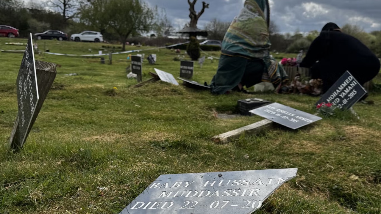 Ato de ódio islamofóbico contra túmulos de crianças e bebês em cemitério muçulmano