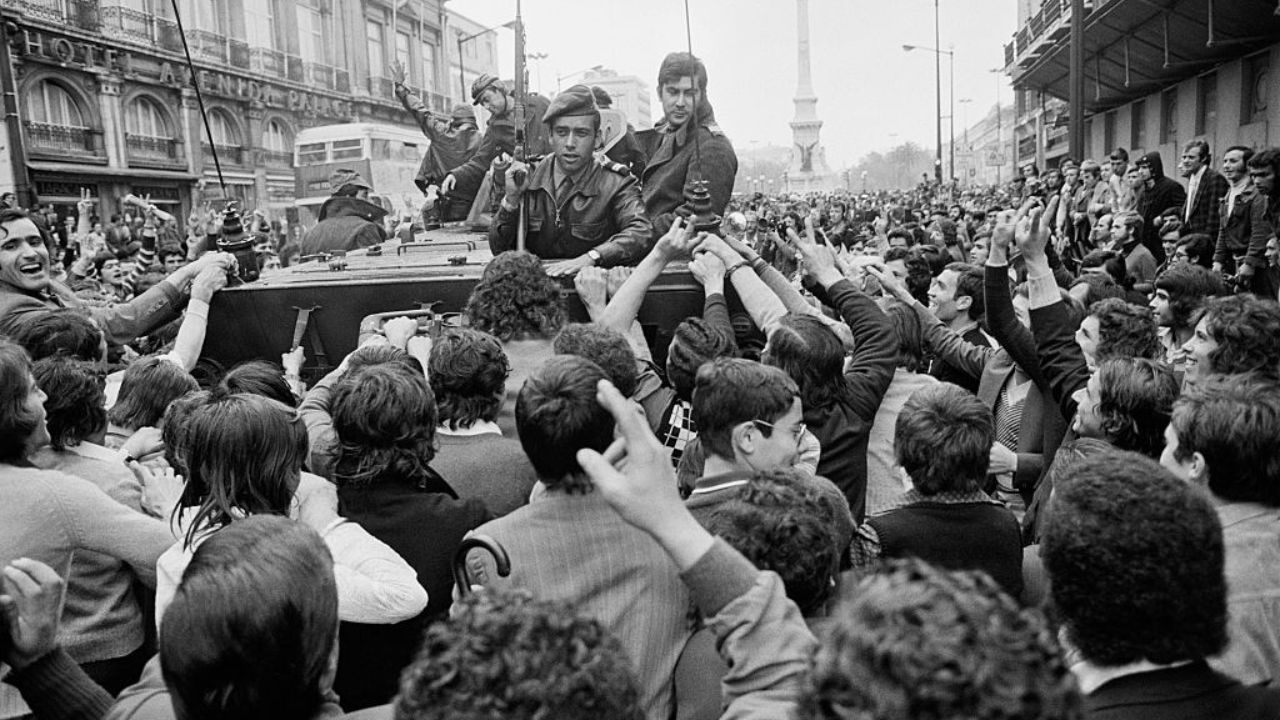 Documentário sobre o fim da ditadura portuguesa é exibido na TV