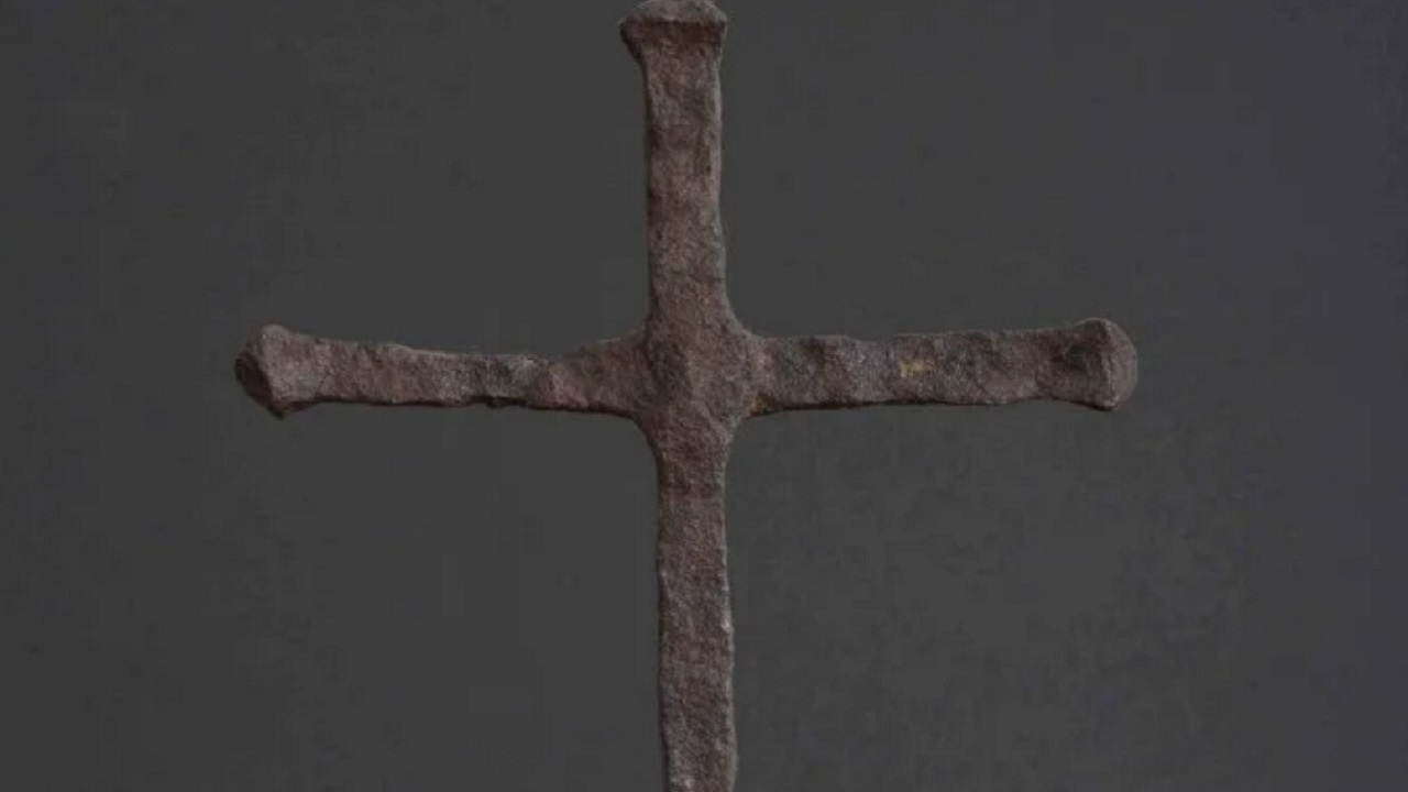 Cruz usada na primeira missa celebrada no Brasil retorna ao país para peregrinação
