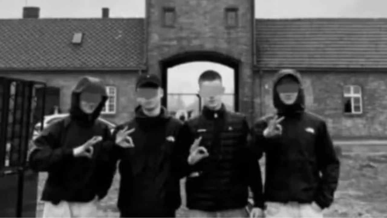 Adolescentes alemães fazem gesto neonazista em Auschwitz