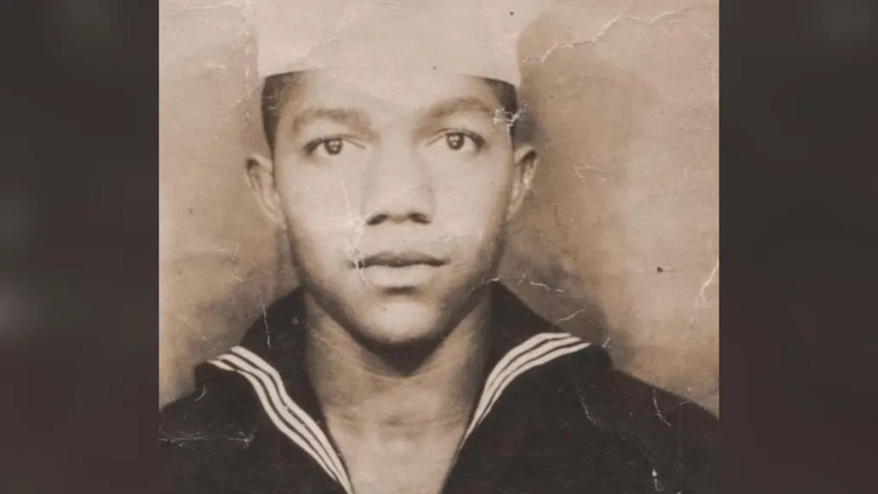 Marinheiro morto no ataque a Pearl Harbor é sepultado 84 anos após o incidente