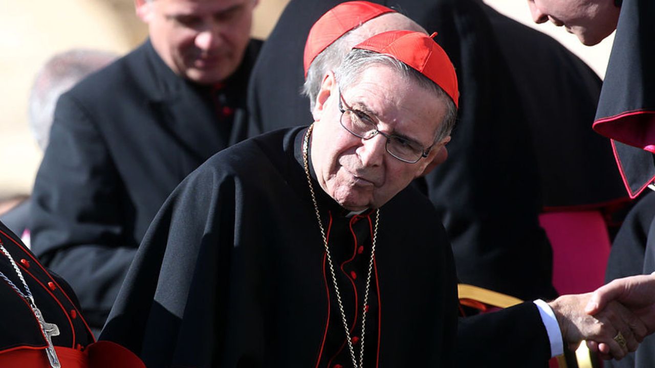 Cardeal acusado de encobrir abusos participará de funeral do papa