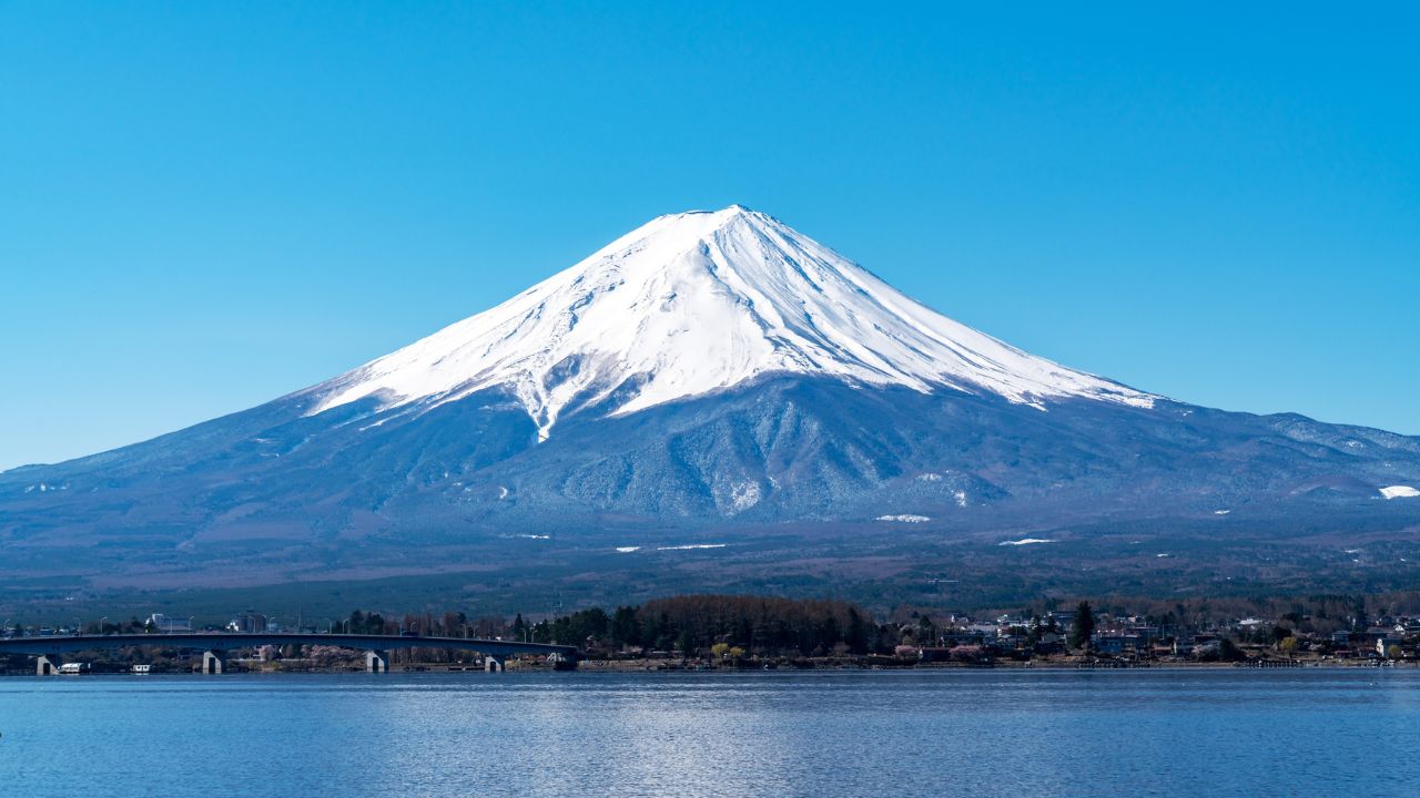 Homem é resgatado do monte Fuji, volta ao local e nova operação é realizada