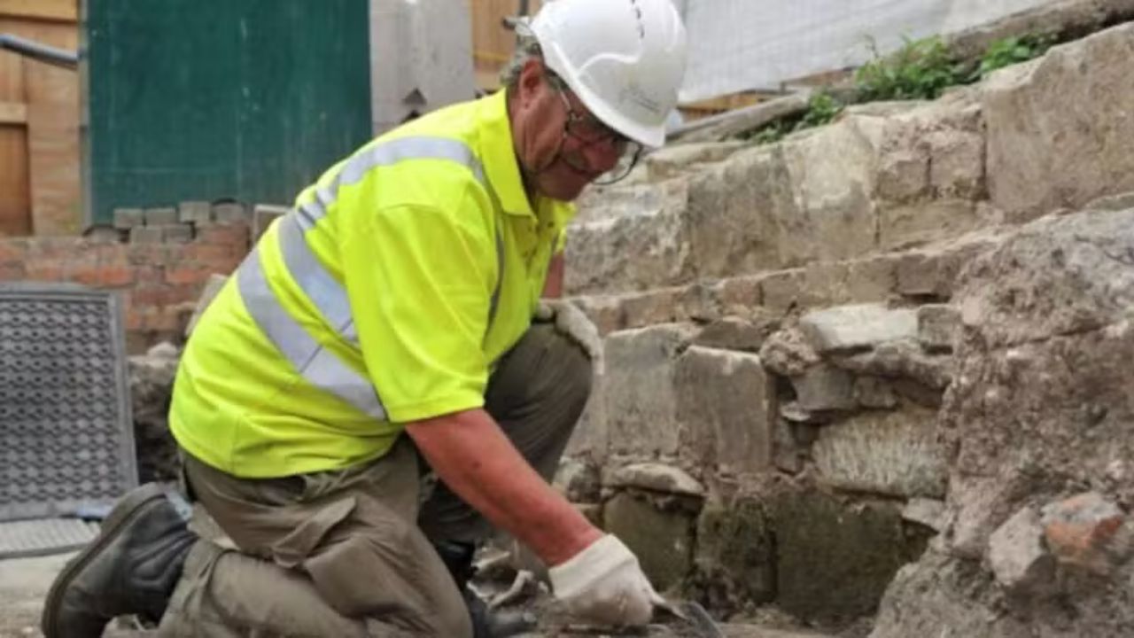Cemitério medieval com mais de 300 esqueletos é encontrado na Inglaterra