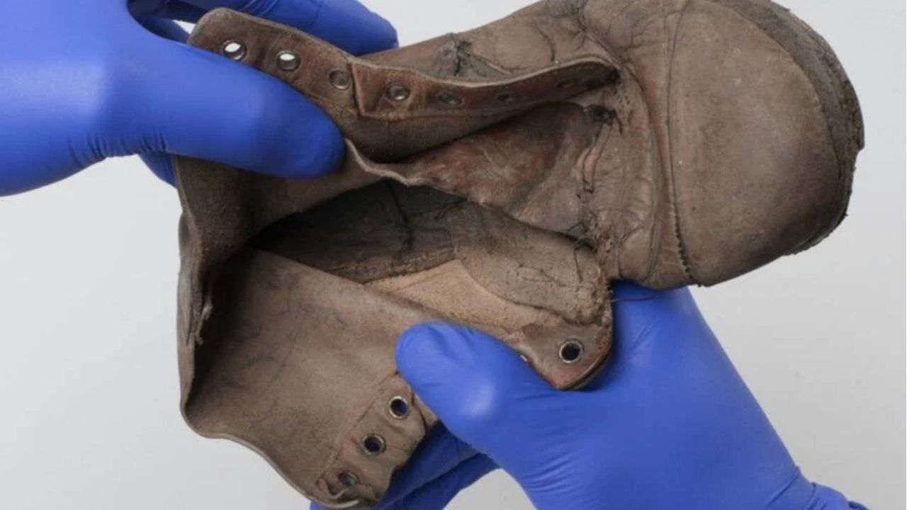 As inscrições no par de sapatos que pertenceu a criança morta em Auschwitz