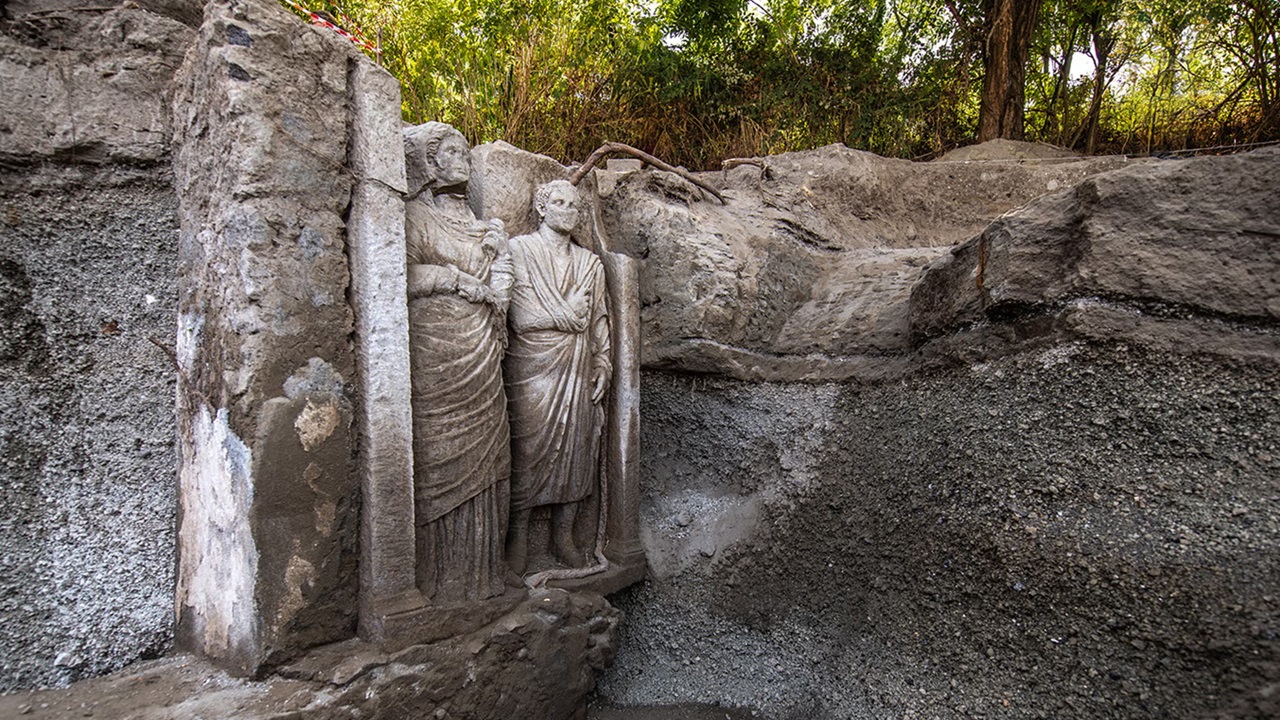 Escavações em Pompeia revelam duas esculturas quase em tamanho real
