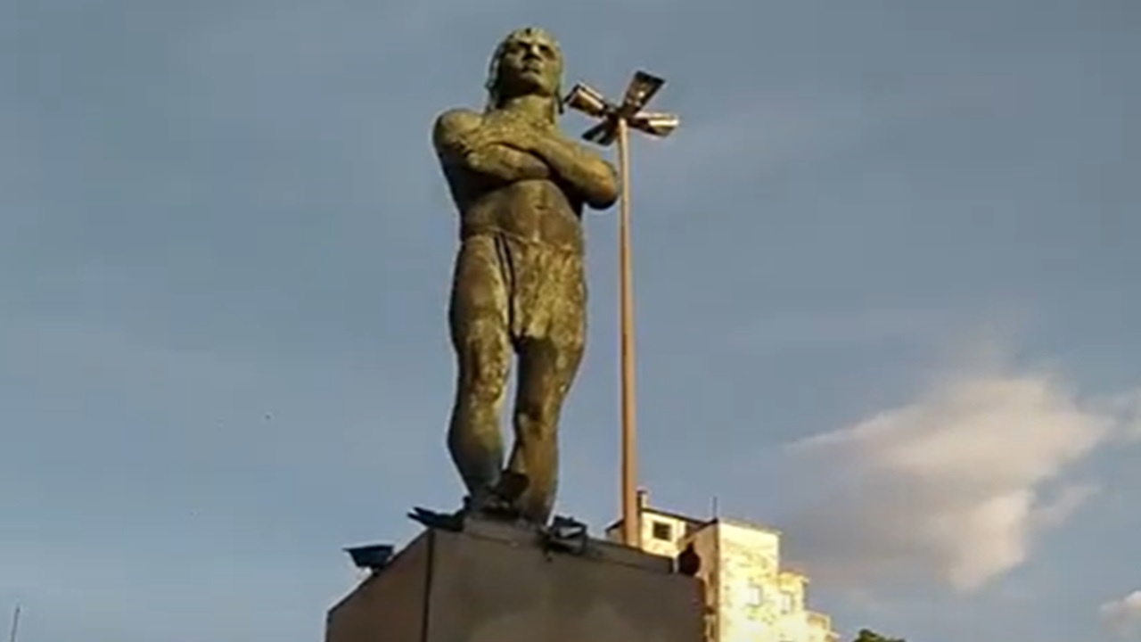 Retirada da estátua de líder indígena em praça de Niterói chama a atenção de moradores