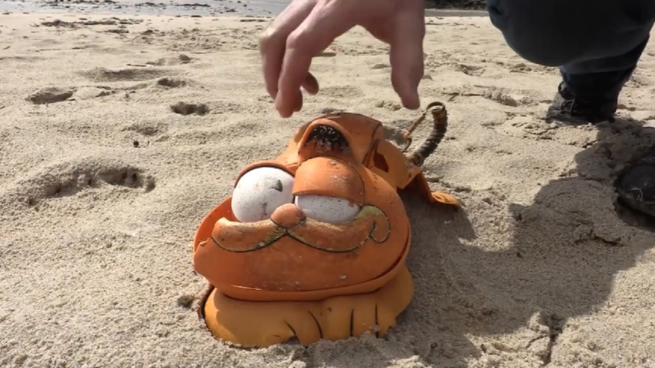 O mistério dos telefones de Garfield que apareceram em praia da França