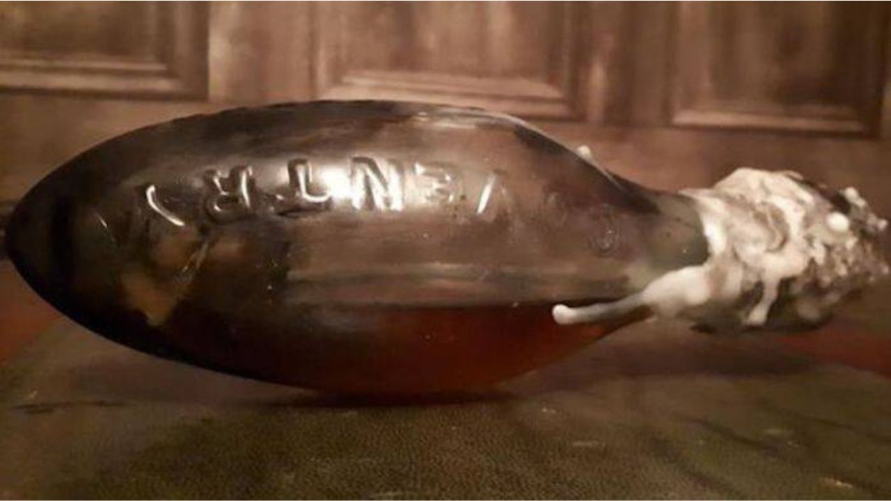 Líquido anti-bruxaria? A garrafa encontrada na casa de infância de suposta bruxa