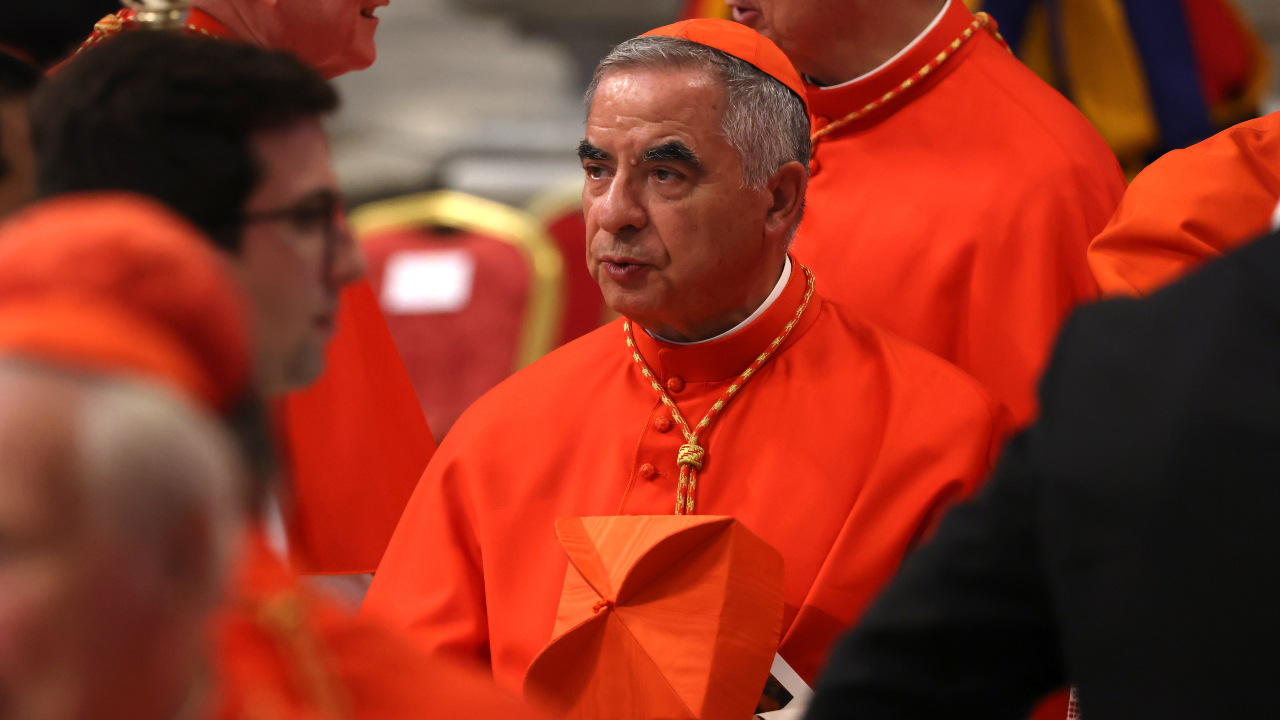 Cardeal condenado à prisão desiste de participar do conclave