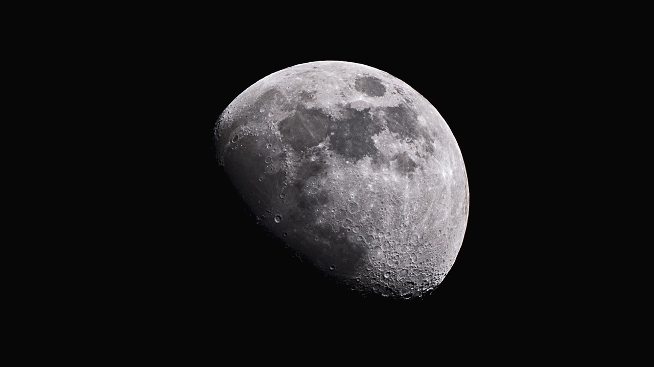 Estudo aponta que o lado oculto da Lua é surpreendentemente mais seco