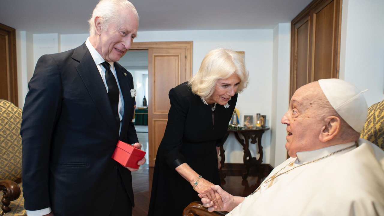 Rei Charles e rainha Camilla se encontram com papa Francisco no Vaticano
