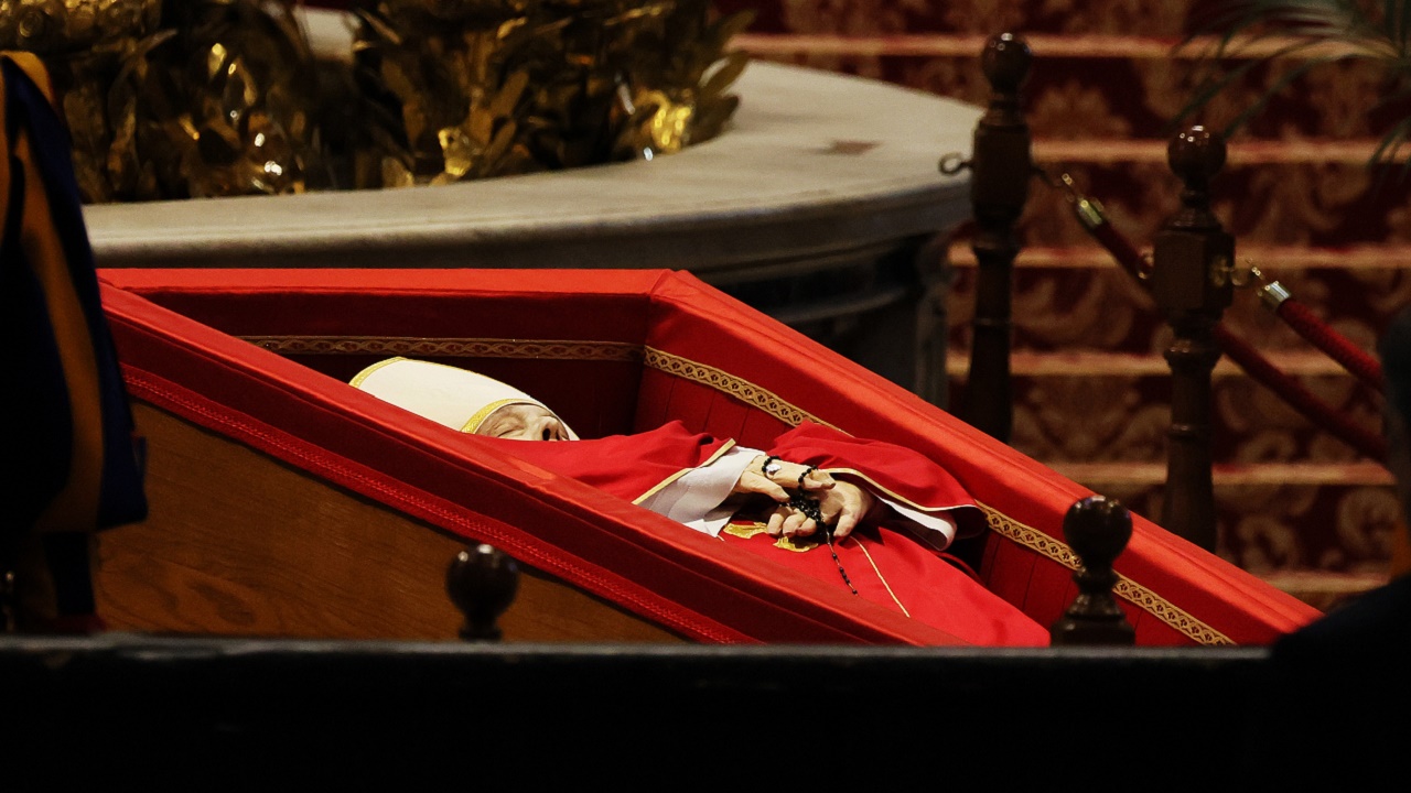 Papa Francisco: Entenda a simbologia do vermelho usado nas vestes do religioso