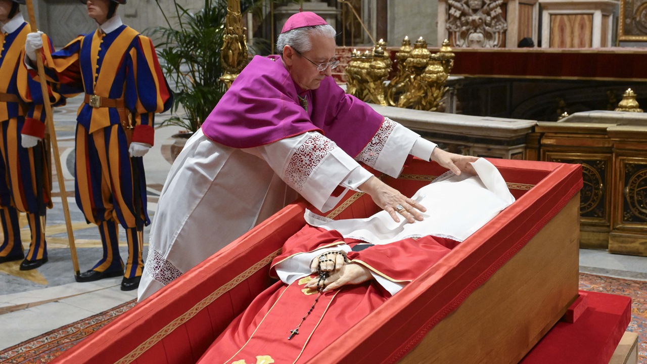Veja a nota tocante que o Papa Francisco levará para dentro do caixão