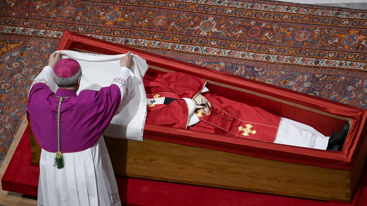 Veja a tradição centenária que será quebrada em funeral do Papa Francisco