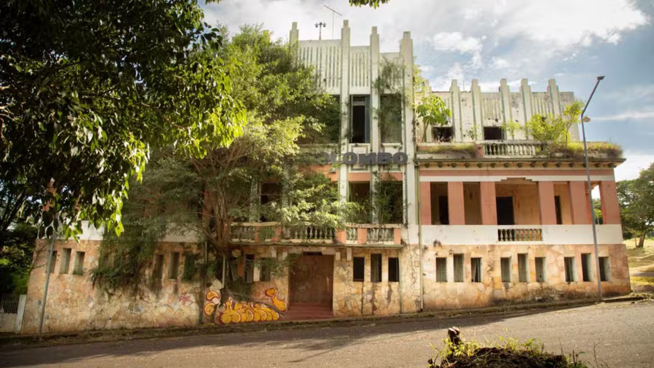 Antigo hotel com fama de assombrado vai a leilão no Triângulo Mineiro