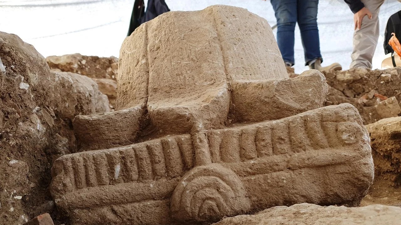 Mistério de pedra: Capitel com menorá de oito braços intriga arqueólogos