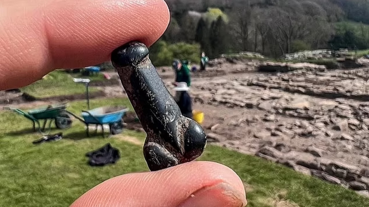 Arqueólogos descobrem pingente de pênis em antigo forte romano na Inglaterra