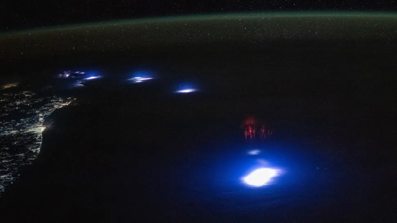Astronauta da NASA captura raros relâmpagos vermelhos na alta atmosfera
