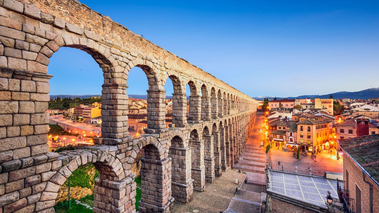 Turista britânico morre ao cair de aqueduto romano em Segóvia, na Espanha