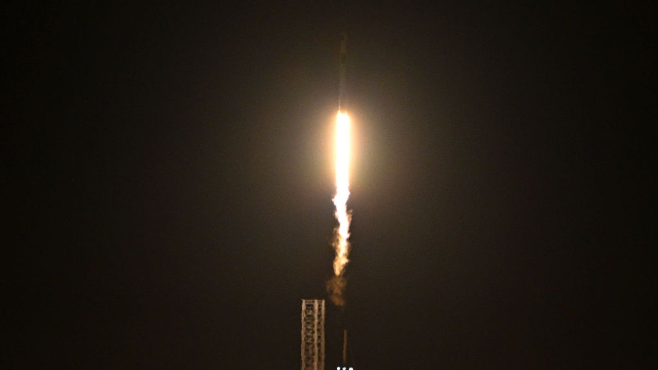Primeira missão tripulada para orbitar os polos Norte e Sul é lançada pela SpaceX