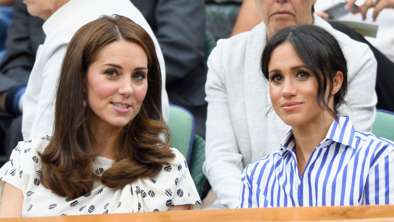 Livro revela bastidores da briga entre Kate e Meghan: ‘Ficaram muito abaladas’