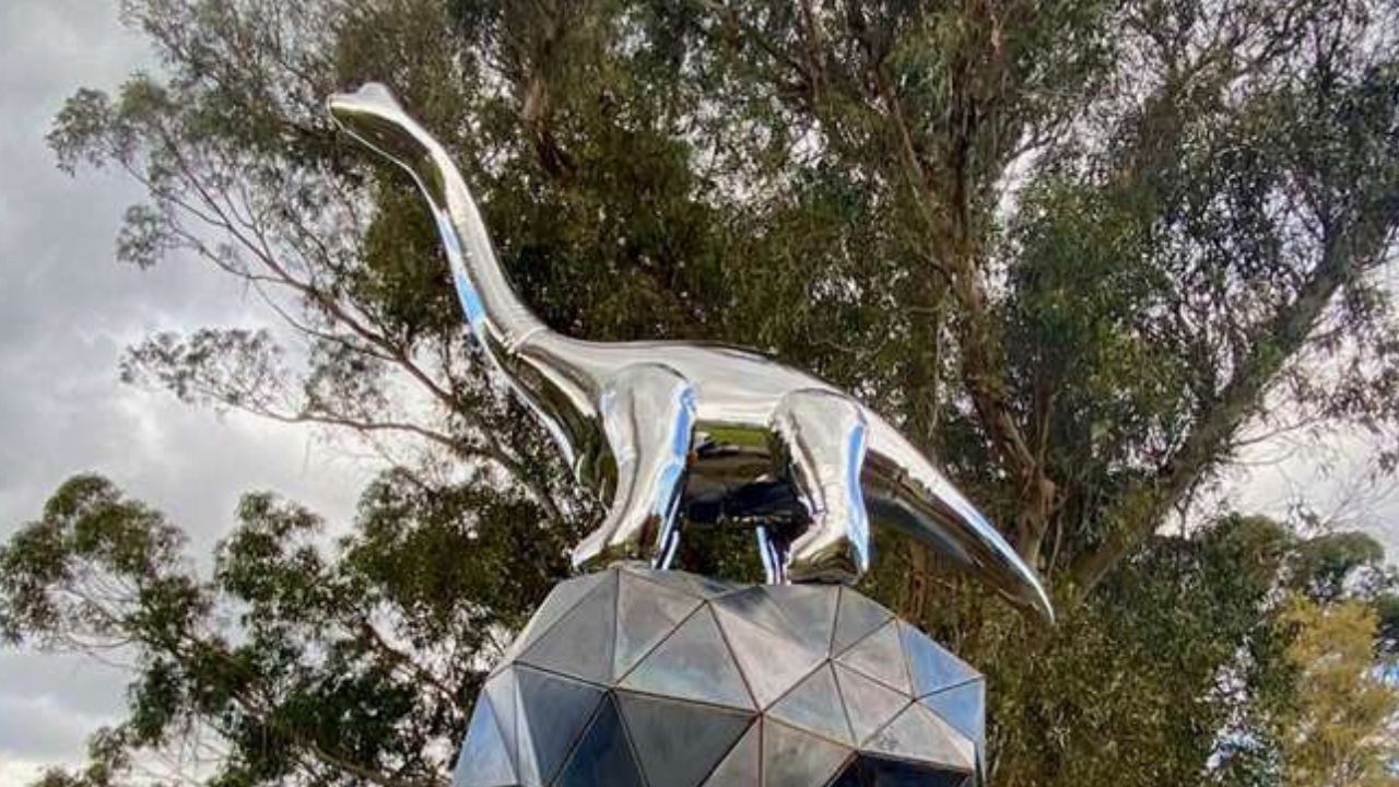 Escultura gigante de dinossauro gera polêmica em cidade da Nova Zelândia