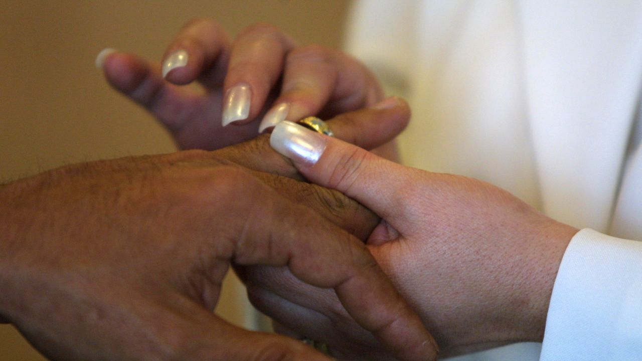 Casamento dura menos de 24h após noivo desaparecer na festa: ‘Sumiu por meses’