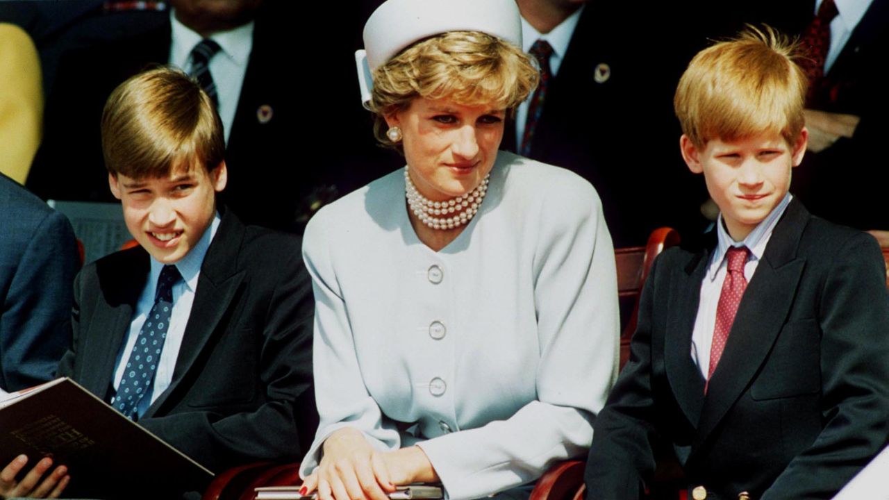 Princesa Diana ‘ficava furiosa’ com tratamento desigual entre William e Harry