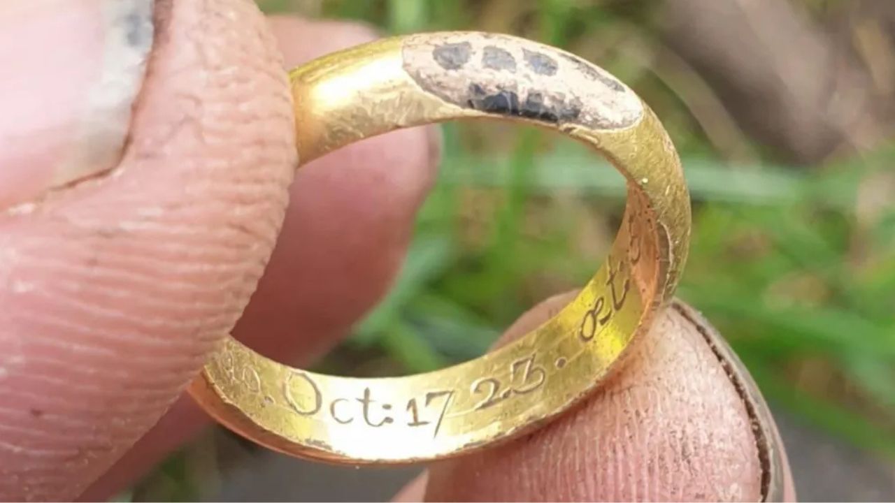 Detectorista descobre anel de ouro de luto do século 18 na Inglaterra