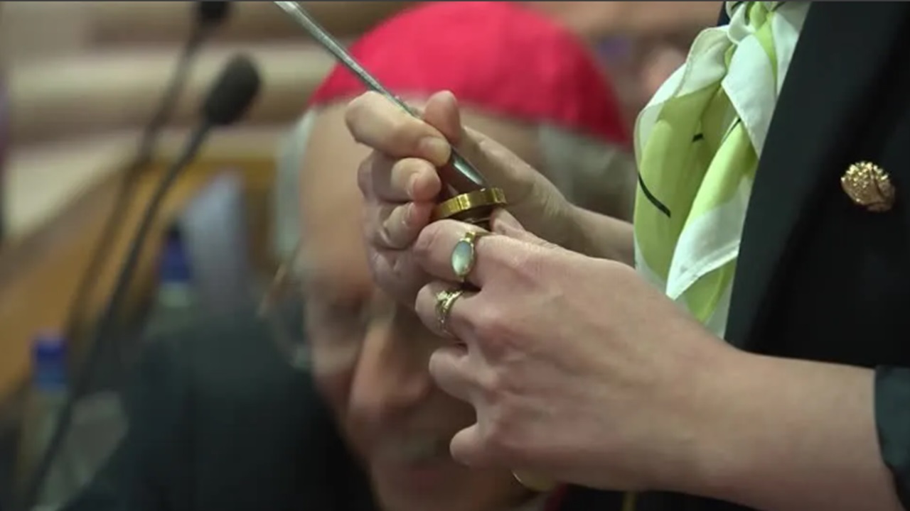 Vaticano anula Anel do Pescador e selo papal de Francisco antes do conclave