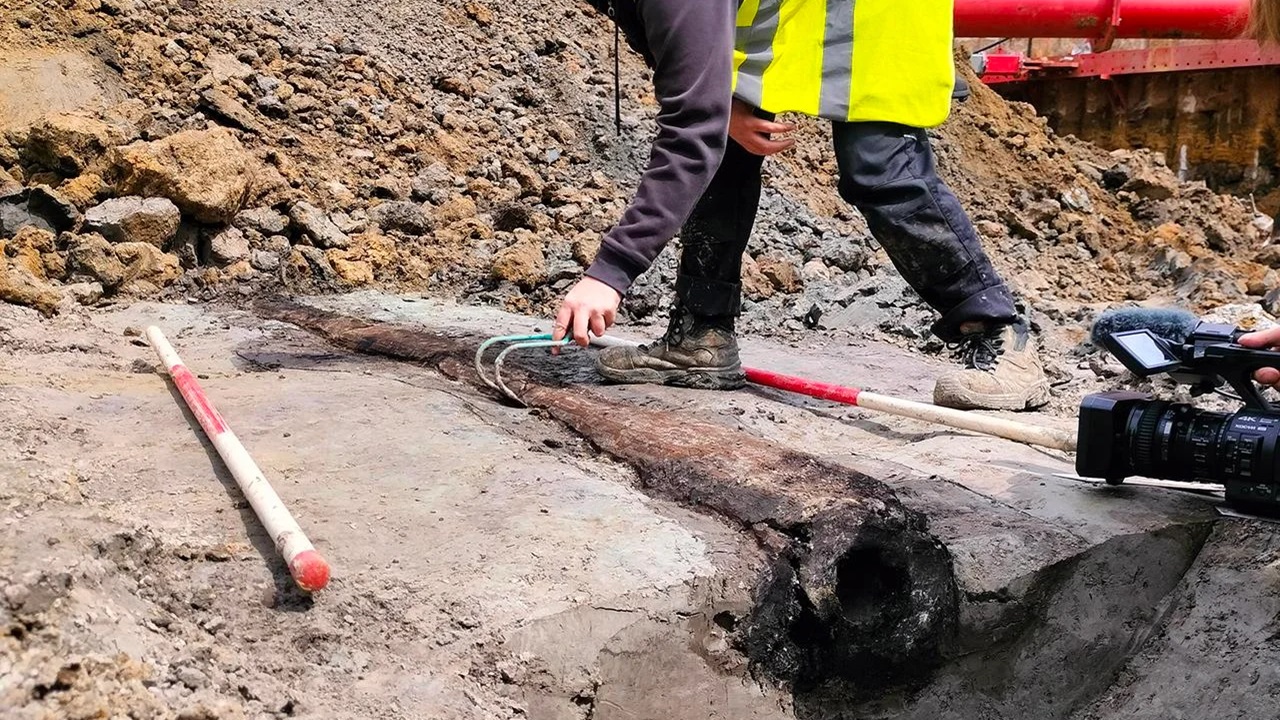 Cano de madeira romano é descoberto sob cidade belga