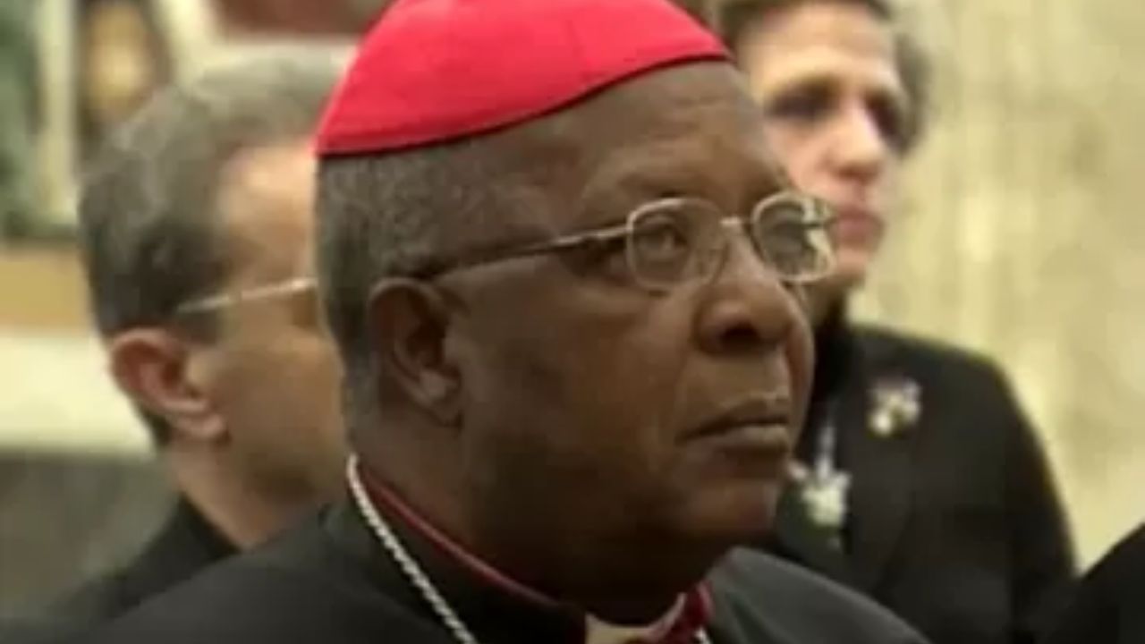 Envolto em polêmica, cardeal queniano diz ter sido excluído do Conclave