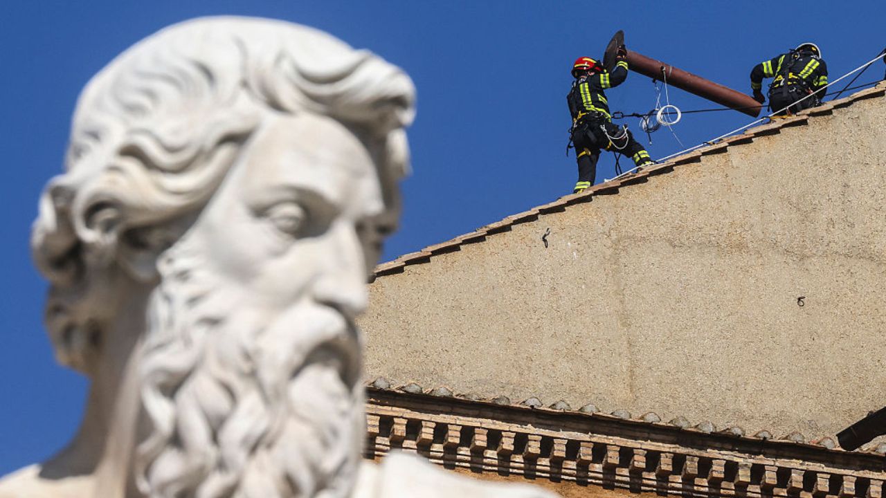 Vaticano: Chaminé é instalada na Capela Sistina para escolha do novo papa