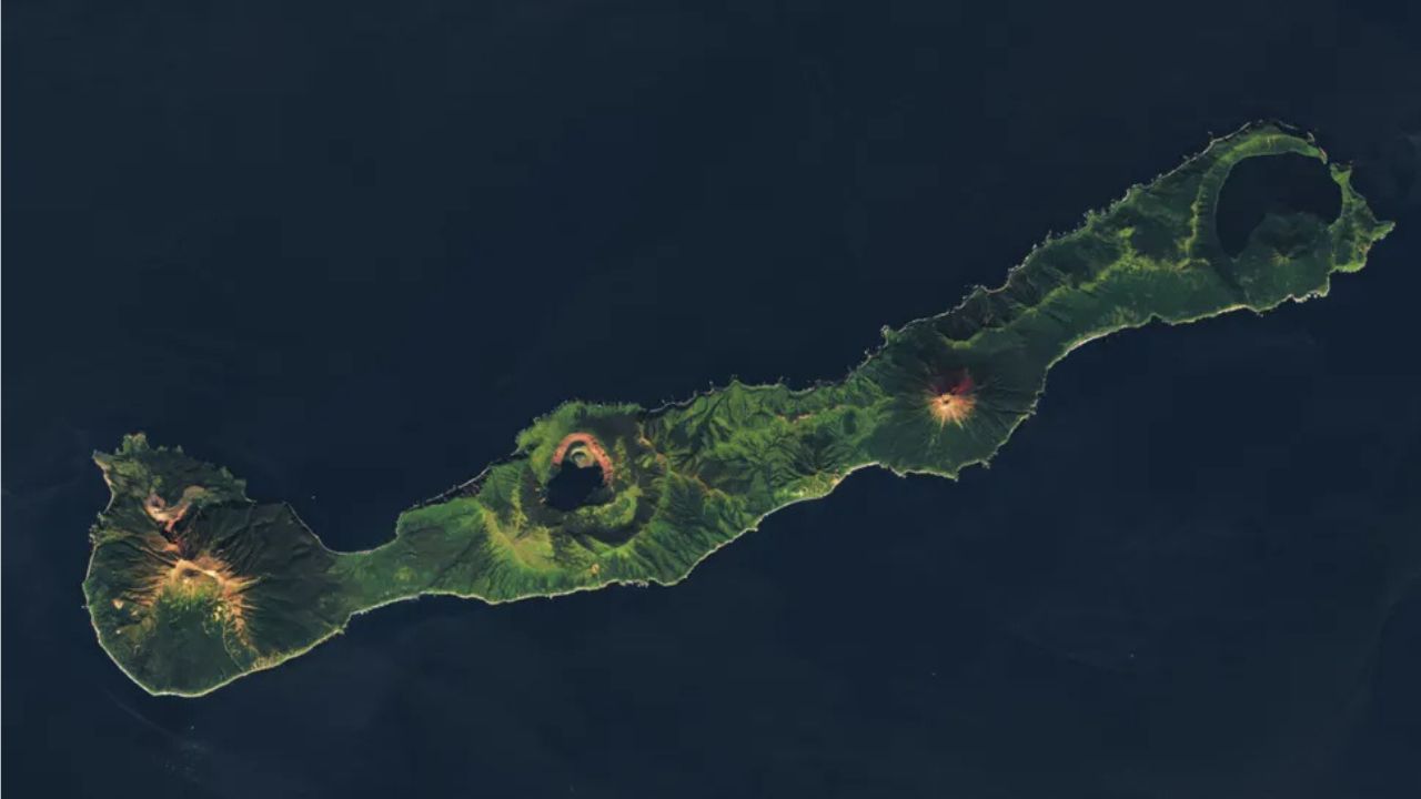 A ilha vulcânica ligada a evento climático há 200 anos e que foi base militar soviética
