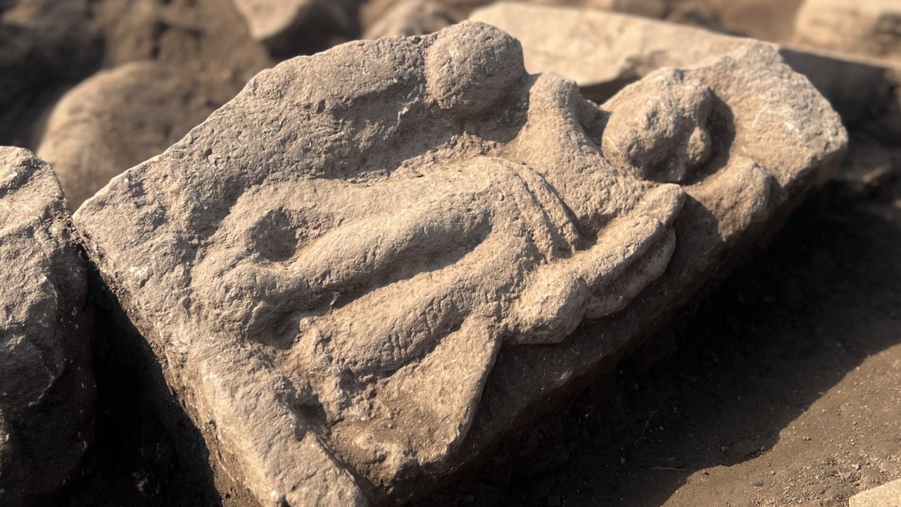 Arqueólogos amadores descobrem representação da deusa da vitória na Inglaterra