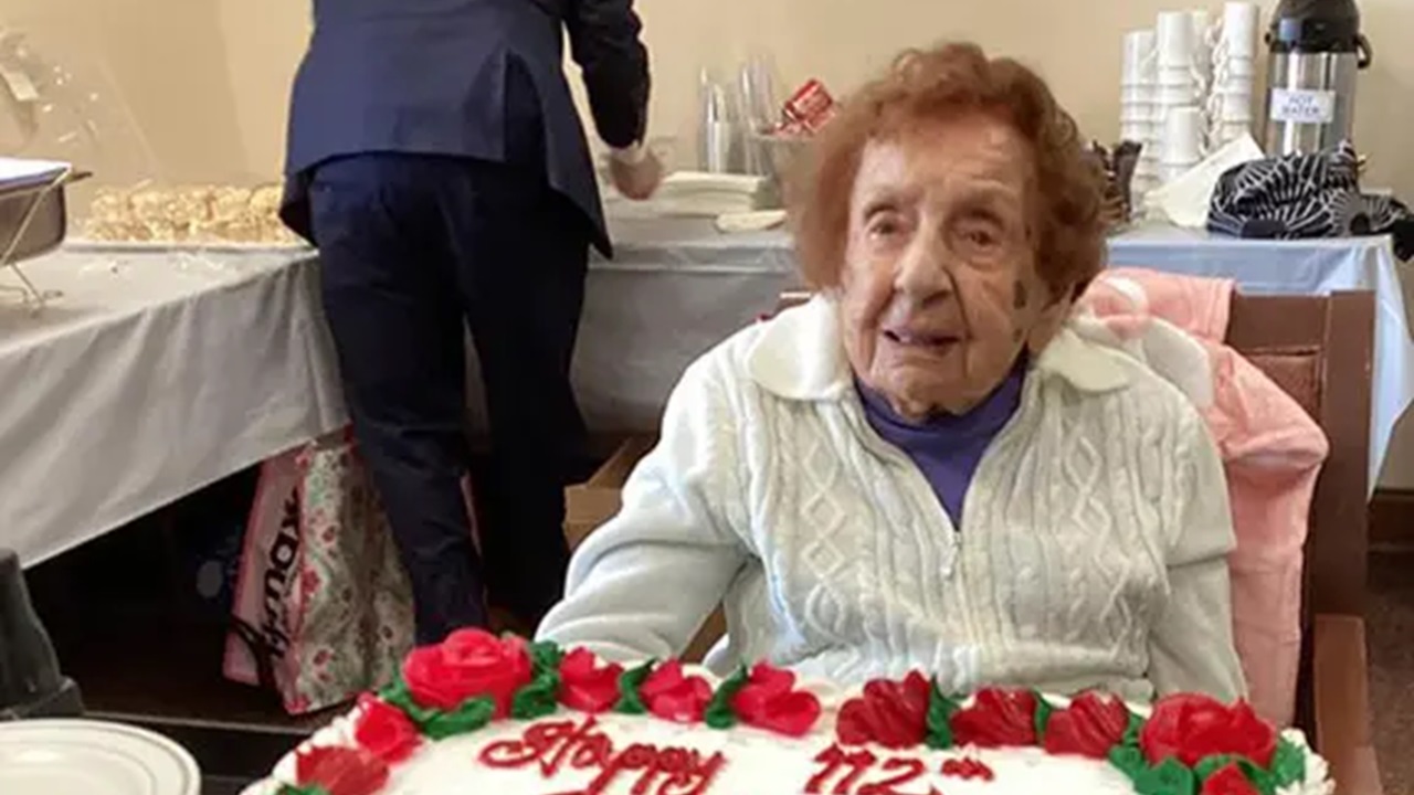 Com 112 anos, freira mais velha do mundo revela segredos de uma vida longa