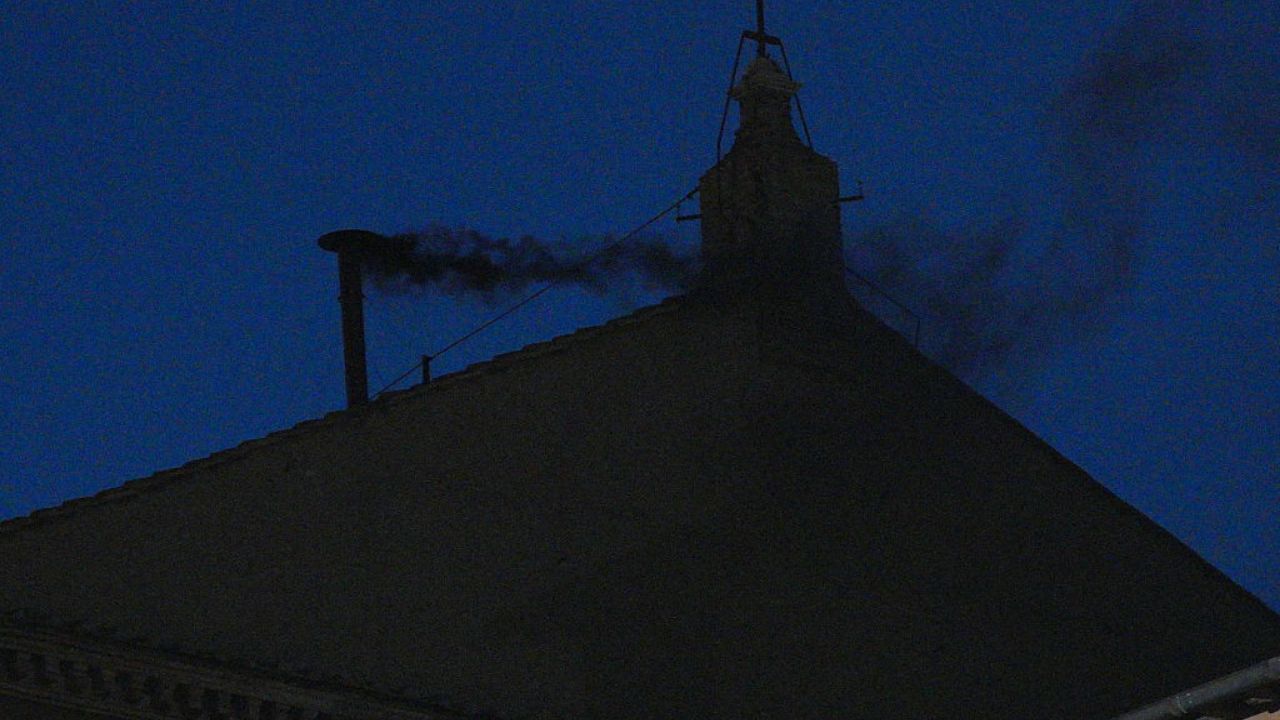 Conclave: Fumaça preta no Vaticano anuncia indefinição do papa no dia 1
